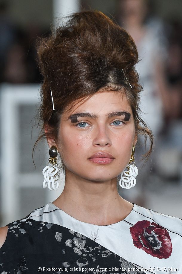 10085-une-coiffure-originale-qui-defie-la-grav-article_media_block-2.jpg 10085-une-coiffure-originale-qui-defie-la-grav-article_media_block-2.jpg