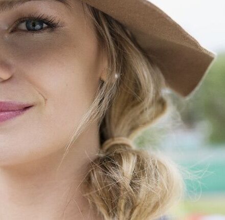 Quelle coiffure avec un chapeau en feutre ?