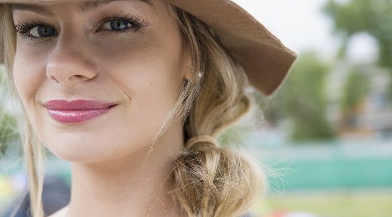 Quelle coiffure avec un chapeau en feutre ?