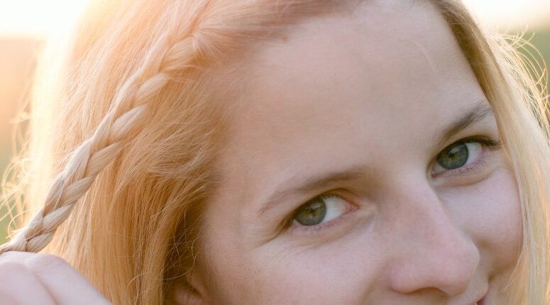 Quatre tresses faciles à réaliser sur cheveux mi-longs