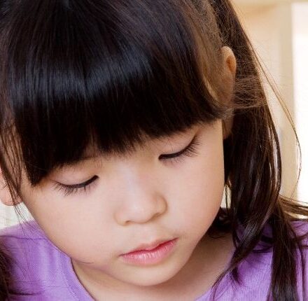 Enfant : quelle coupe avec des cheveux raides ?