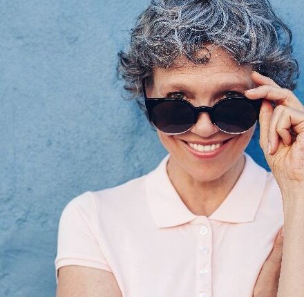 Laisser mes cheveux gris naturels après des années de coloration