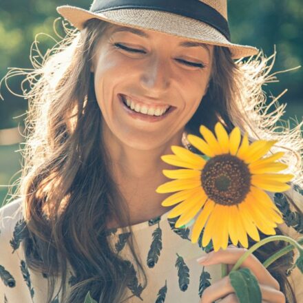 Les cheveux poussent plus vite en été, mythe ou réalité ?