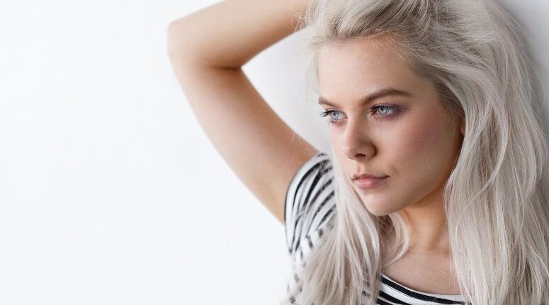 Cheveux gris : 3 raisons de les assumer