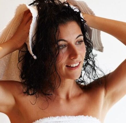 Comment sécher mes cheveux bouclés sans les abîmer ?