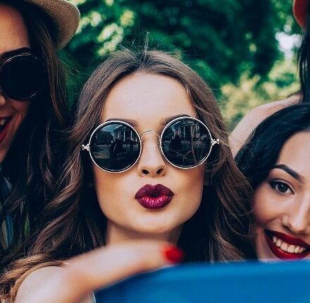 4 astuces coiffure pour un selfie réussi