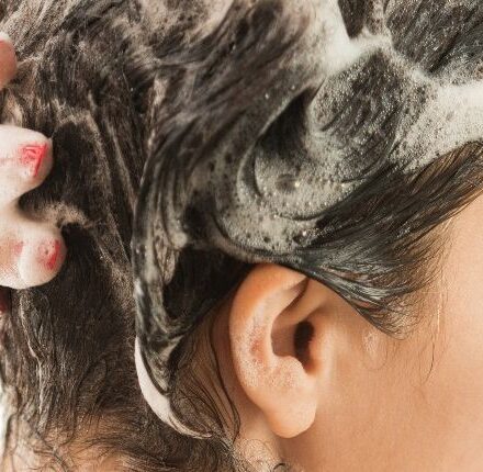 Shampoing : faut-il rincer immédiatement ou le laisser poser ?
