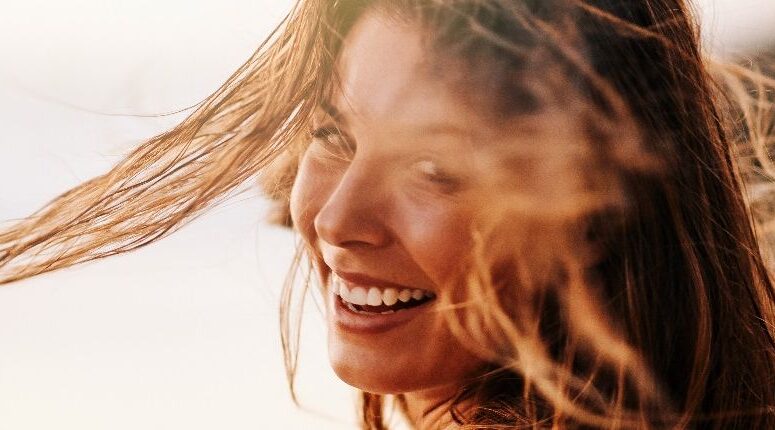 Faire sécher ses cheveux à l'air libre, quels avantages ?