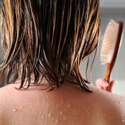 Pourquoi ne faut-il pas brosser ses cheveux mouillés ?