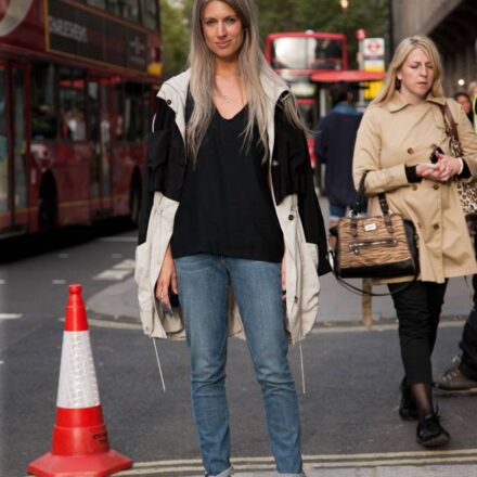 Les cheveux gris sur longueurs XXL : Streetstyle