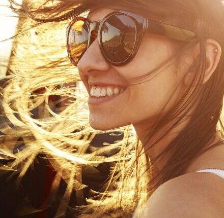Voiture décapotable, bateau : comment éviter les cheveux emmêlés ?