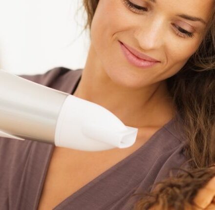 Le sèche-cheveux en été, une agression de plus pour mes cheveux ?