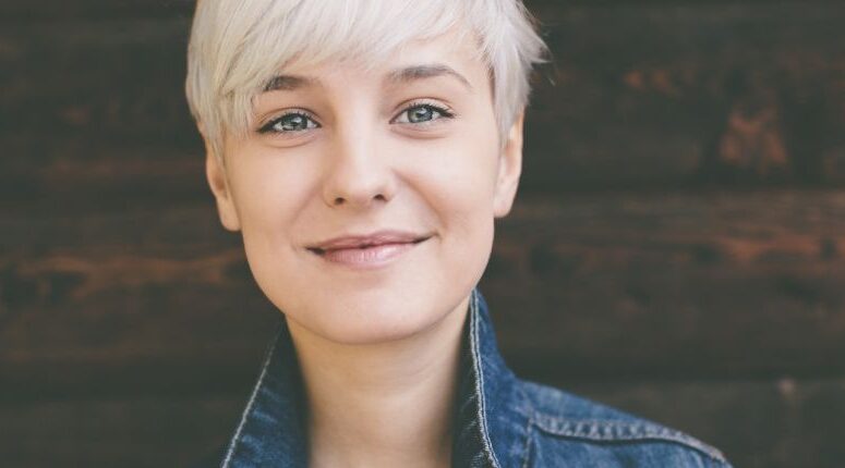 Cheveux blancs qui virent au jaune : que faire ?
