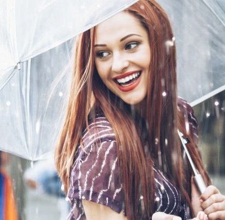 Mes cheveux ont pris une douche de pluie : 3 gestes qui sauvent mon style