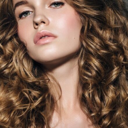 Comment donner un volume XXL à ses cheveux bouclés ?