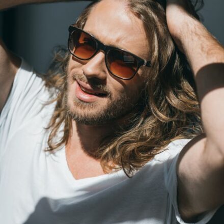 Cheveux mi-longs de l'homme : comment en prendre soin ?