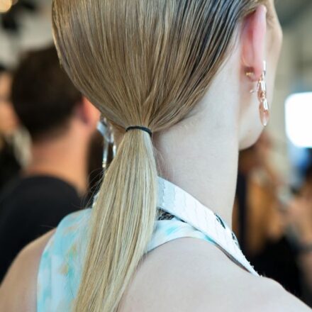 Tendance coiffure : la queue-de-cheval ultra-lisse façon baguette
