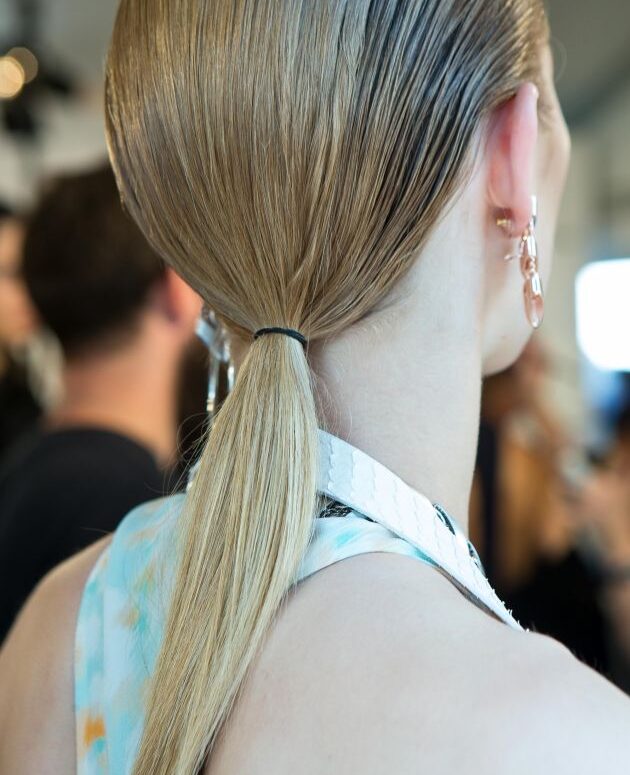 Tendance coiffure : la queue-de-cheval ultra-lisse façon baguette