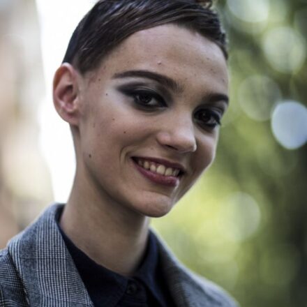 Comment réaliser un chignon effet mouillé ?