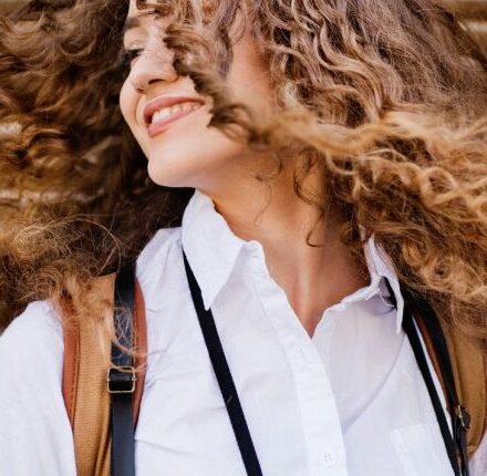Comment assouplir des cheveux frisés ?