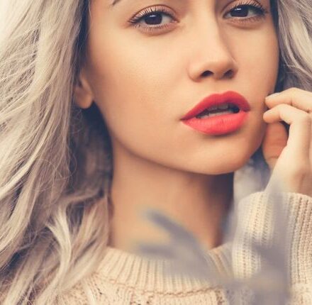Cheveux gris : quel maquillage adopter ?