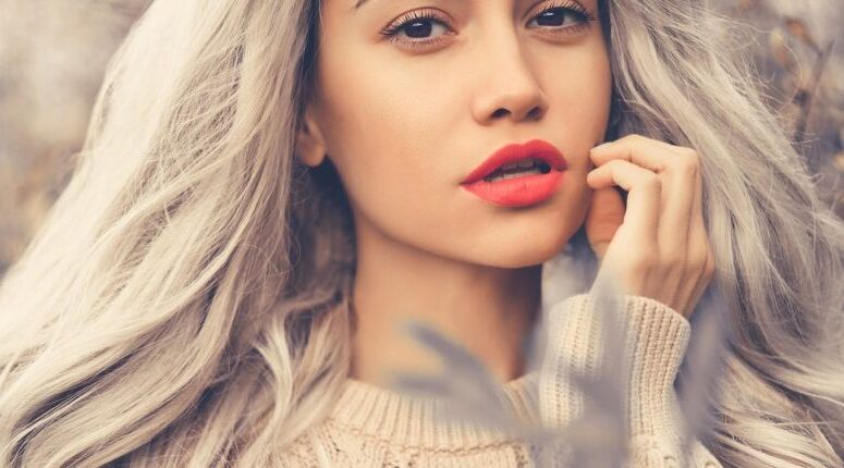 Cheveux gris : quel maquillage adopter ?