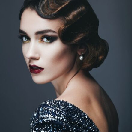 Comment réaliser des boucles crantées pour un style vintage et glamour ?