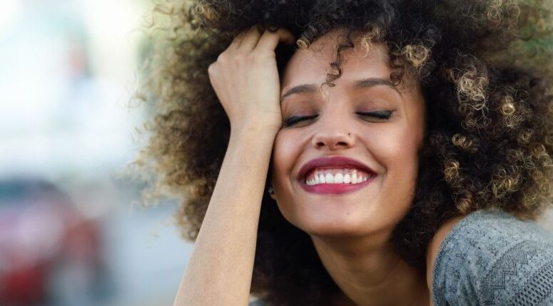 Comment retrouver mes cheveux afros naturels après un défrisage ?