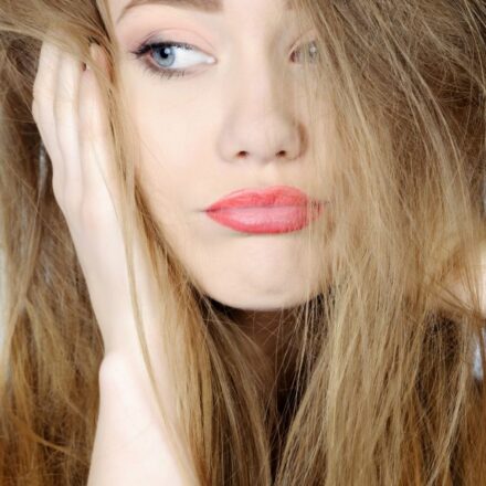 Pourquoi mes cheveux ont-ils un aspect mousseux ?