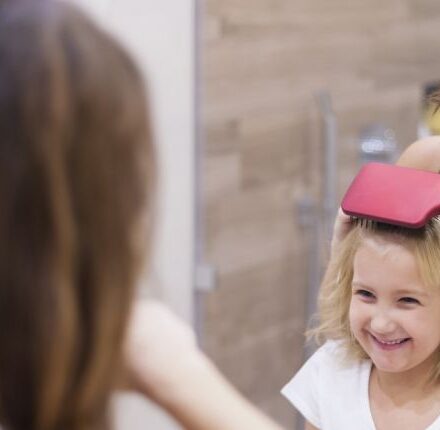 Apprendre aux enfants à se démêler les cheveux