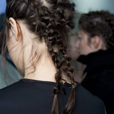 Les tresses entrelacées du défilé Simone Rocha, étape par étape