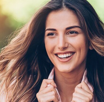 Cheveux plats : comment leur donner (enfin) du volume ?