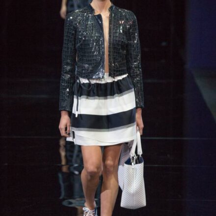 Le chignon aux racines crêpées, vu sur le podium Emporio Armani