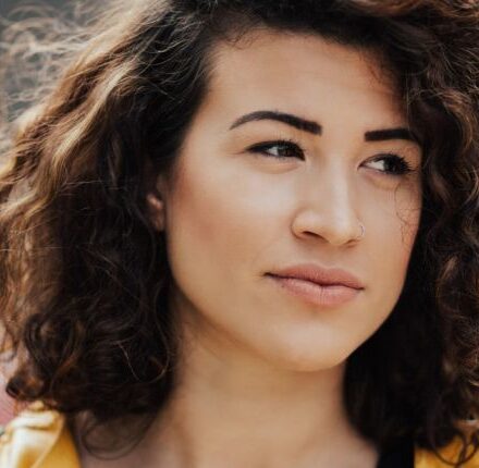 Cheveux bouclés ou frisés : quelles différences ?