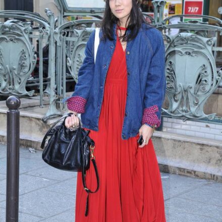 La toque sur cheveux détachés : streetstyle