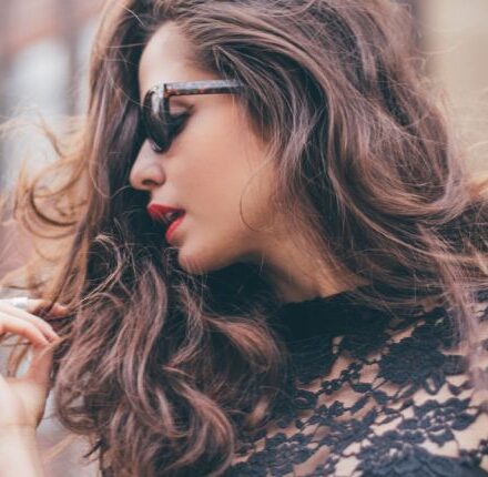 Coloration brune : quelle nuance de brun choisir quand on a la peau claire ?