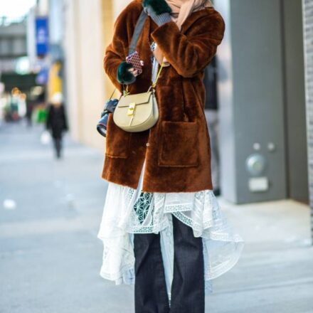 Le carré wavy coiffé vers l’arrière : streetstyle
