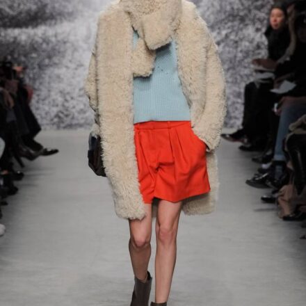 Quelle coiffure avec un manteau "effet fourrure" ?