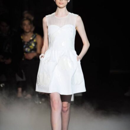 Vu sur les podiums : le bandeau XXL pour un look sixties
