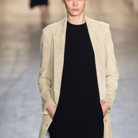Le chignon wet look pour une allure sophistiquée
