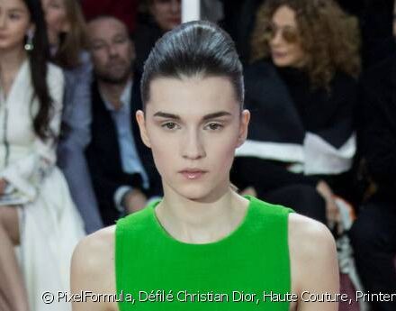 Coiffure sage pour look ultra-coloré