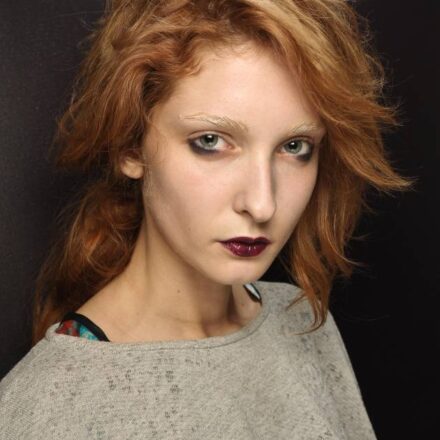 Se maquiller avec des cheveux roux