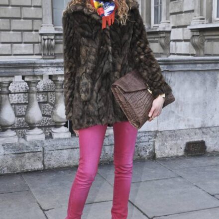 Des boucles chouchoutées et structurées : Streetstyle