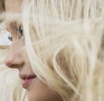 Brune, blonde, rousse : comment choisir entre mèches ou balayage ?