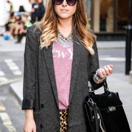 Streetstyle : Un tie & dye bouclé pour une coiffure zéro défaut