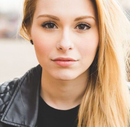 Cheveux blonds : comment devenir brune (sans le regretter)