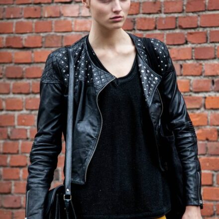 Streetstyle : Le chignon banane wet look