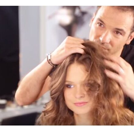 Vidéo : comment réaliser une coiffure wavy en 3 étapes ?