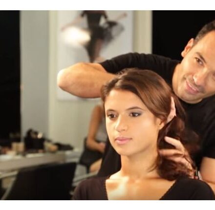 Vidéo : comment faire un chignon bas sur le côté ?