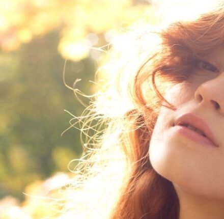 Cheveux roux : quel make-up pour me mettre en valeur ?